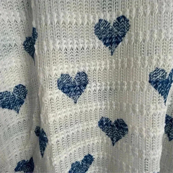 Aeropostale Women's M White Blue Heart  Pullover Sweater Solid Pattern - Picture 6 of 8